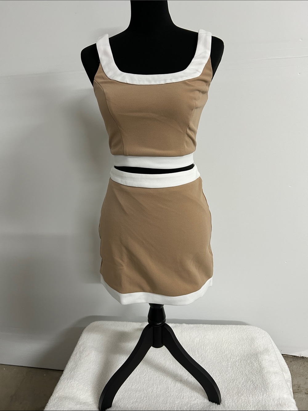Lulu's Beige and White Zip-Front Crop Top